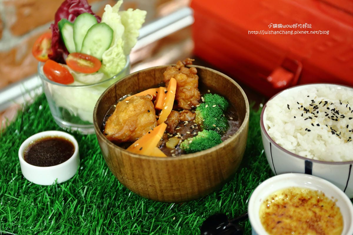 【食||台中】鐵皮駅〜勤美綠園道。機器人主題餐廳。超酷機器人為地球人服務！（食尚玩家/各大媒體雜誌推薦）　