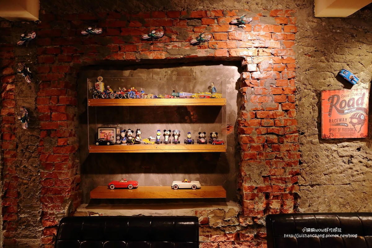 【食||台中】鐵皮駅〜勤美綠園道。機器人主題餐廳。超酷機器人為地球人服務！（食尚玩家/各大媒體雜誌推薦）　