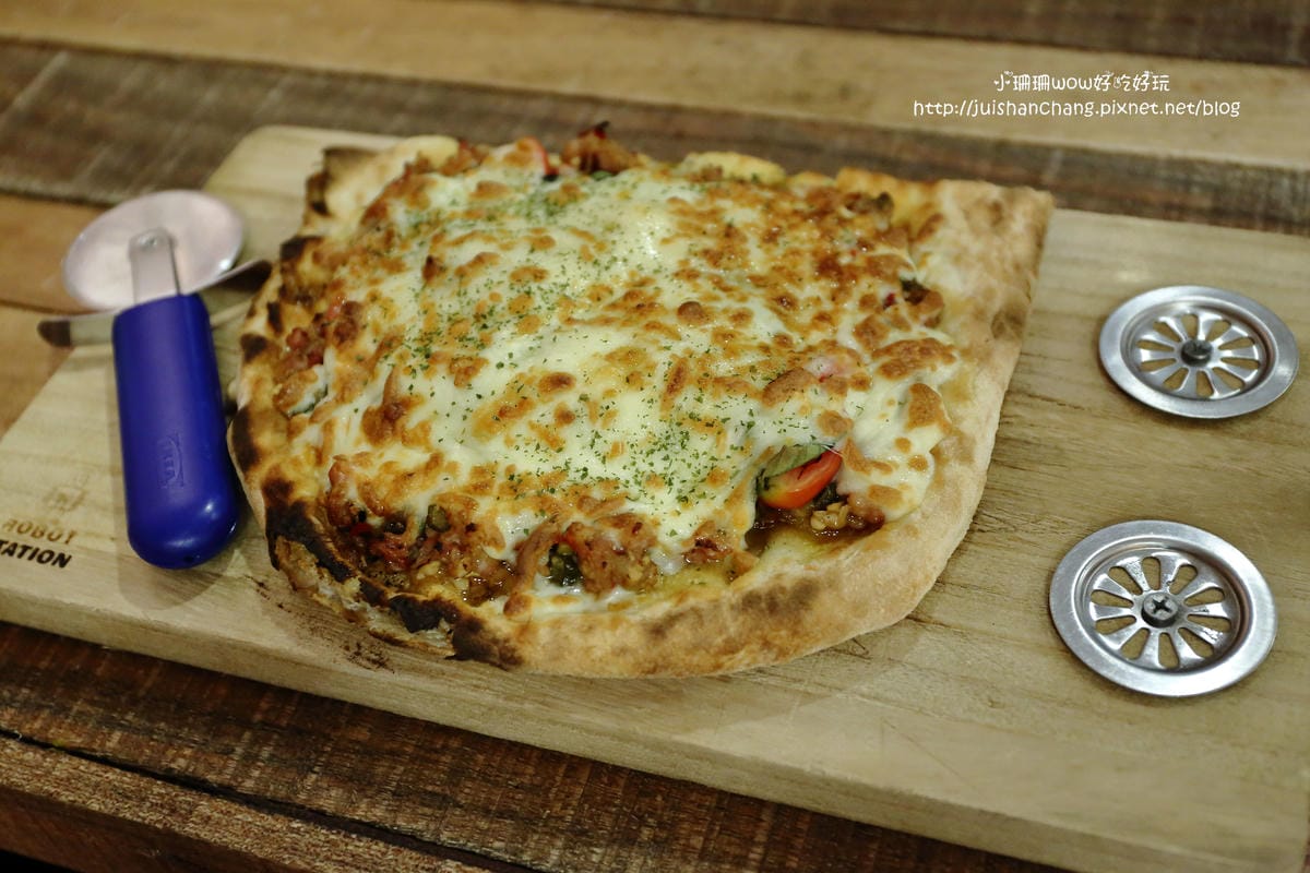 【食||台中】鐵皮駅〜勤美綠園道。機器人主題餐廳。超酷機器人為地球人服務！（食尚玩家/各大媒體雜誌推薦）　