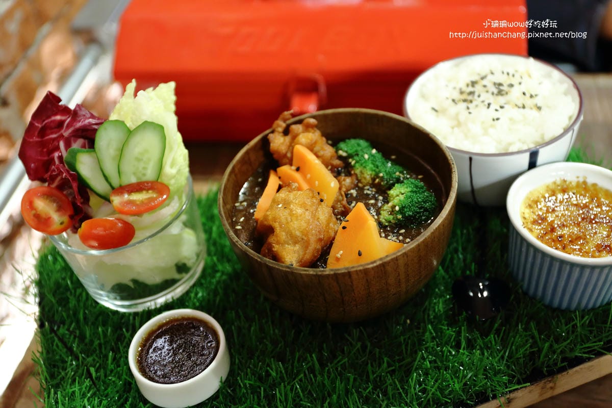 【食||台中】鐵皮駅〜勤美綠園道。機器人主題餐廳。超酷機器人為地球人服務！（食尚玩家/各大媒體雜誌推薦）　