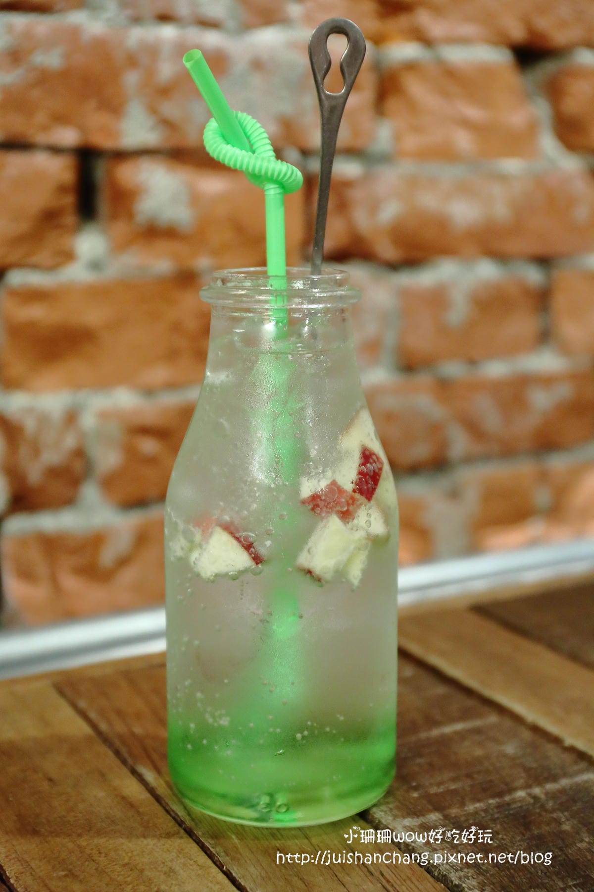 【食||台中】鐵皮駅〜勤美綠園道。機器人主題餐廳。超酷機器人為地球人服務！（食尚玩家/各大媒體雜誌推薦）　