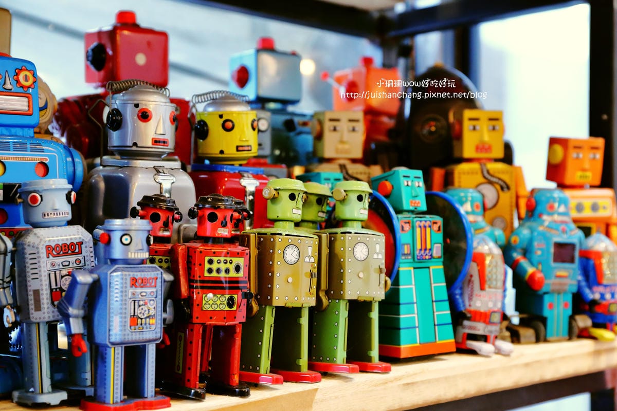 【食||台中】鐵皮駅〜勤美綠園道。機器人主題餐廳。超酷機器人為地球人服務！（食尚玩家/各大媒體雜誌推薦）　
