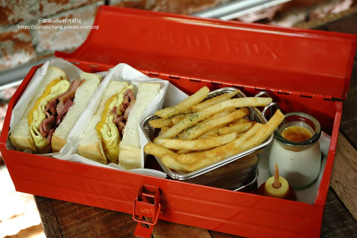 【食||台中】鐵皮駅〜勤美綠園道。機器人主題餐廳。超酷機器人為地球人服務！（食尚玩家/各大媒體雜誌推薦）　