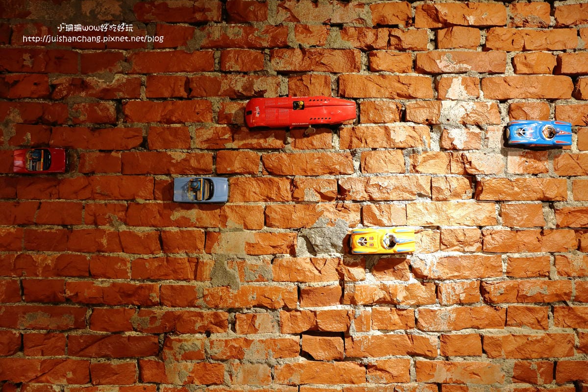 【食||台中】鐵皮駅〜勤美綠園道。機器人主題餐廳。超酷機器人為地球人服務！（食尚玩家/各大媒體雜誌推薦）　