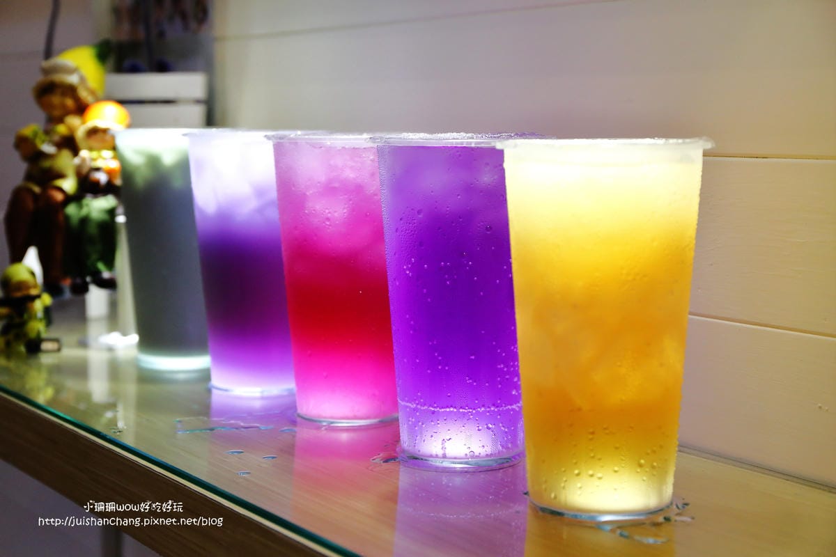 【食||台中大甲】台灣雷夢。今夏最夯的夢幻「星空飲料」〜手握一杯彷彿進入星空奇幻旅程，繽紛漸層飲料就是要融化你的心！