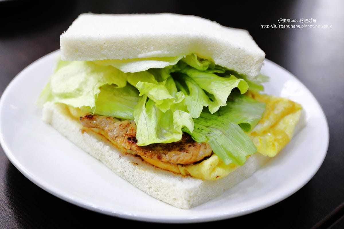 【食||台中】夏茶爾活力餐飲〜中興大學美食推薦。好喝健康現打果汁搭配營養早午餐，好吃肉蛋吐司底加拉！