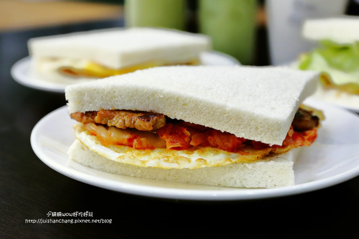【食||台中】夏茶爾活力餐飲〜中興大學美食推薦。好喝健康現打果汁搭配營養早午餐，好吃肉蛋吐司底加拉！