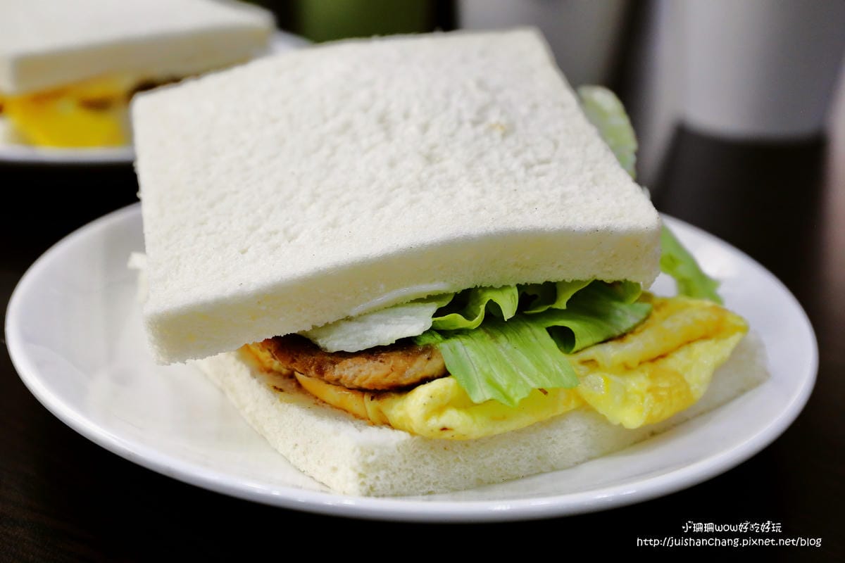 【食||台中】夏茶爾活力餐飲〜中興大學美食推薦。好喝健康現打果汁搭配營養早午餐，好吃肉蛋吐司底加拉！