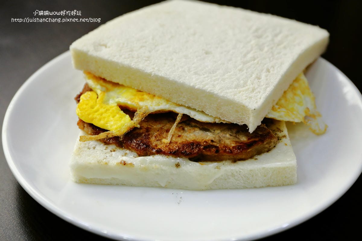 【食||台中】夏茶爾活力餐飲〜中興大學美食推薦。好喝健康現打果汁搭配營養早午餐，好吃肉蛋吐司底加拉！