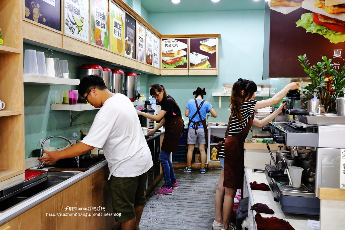 【食||台中】夏茶爾活力餐飲〜中興大學美食推薦。好喝健康現打果汁搭配營養早午餐，好吃肉蛋吐司底加拉！