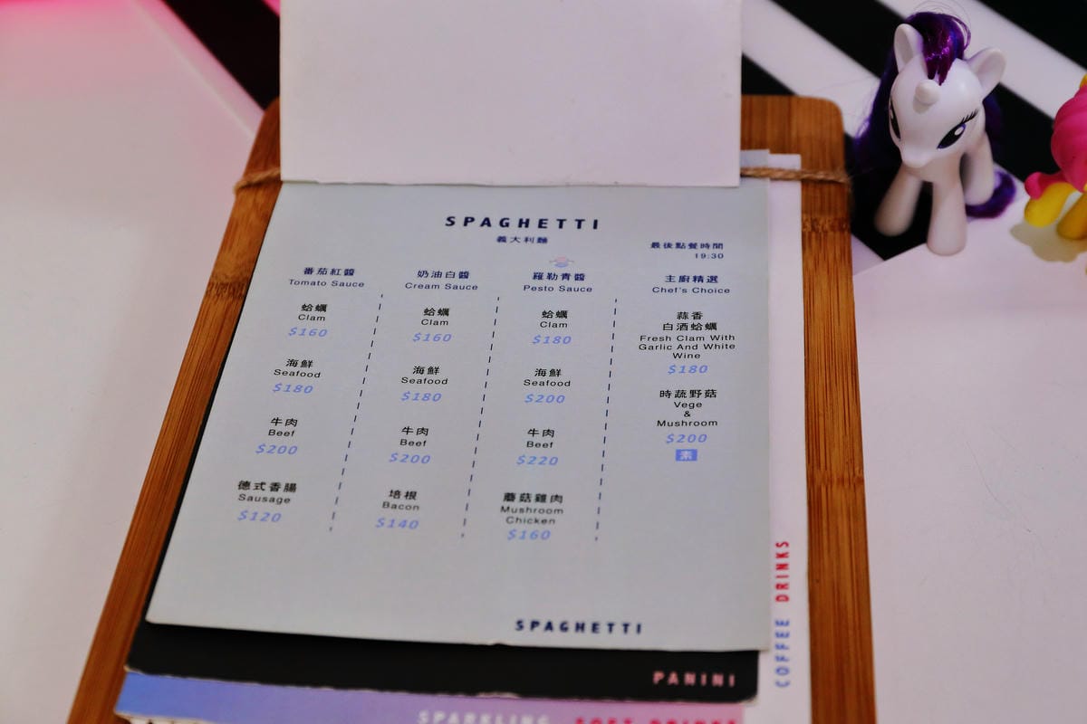 【食||板橋】RainbowHoliday Caffè&Bar〜全台唯一游泳圈咖啡廳，回到20歲，少女心大爆發！