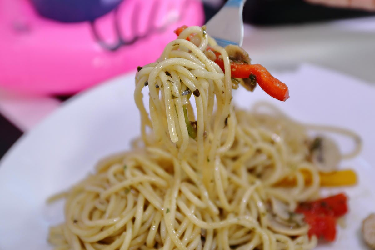 【食||板橋】RainbowHoliday Caffè&Bar〜全台唯一游泳圈咖啡廳，回到20歲，少女心大爆發！