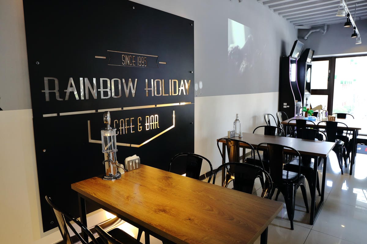 【食||板橋】RainbowHoliday Caffè&Bar〜全台唯一游泳圈咖啡廳，回到20歲，少女心大爆發！