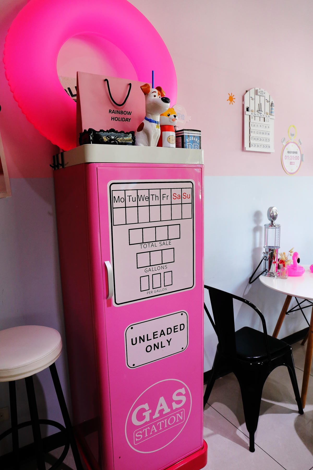 【食||板橋】RainbowHoliday Caffè&Bar〜全台唯一游泳圈咖啡廳，回到20歲，少女心大爆發！