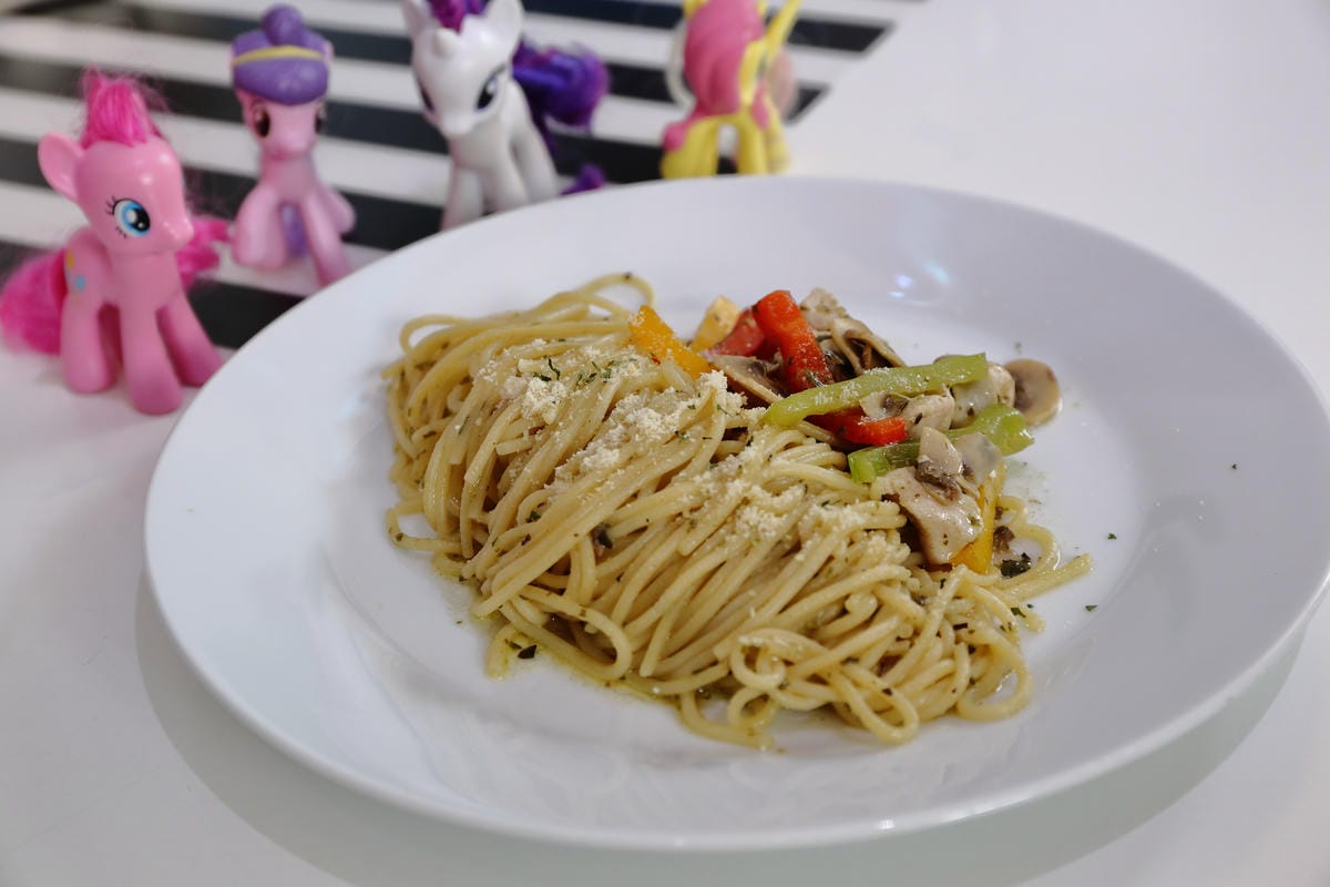 【食||板橋】RainbowHoliday Caffè&Bar〜全台唯一游泳圈咖啡廳，回到20歲，少女心大爆發！