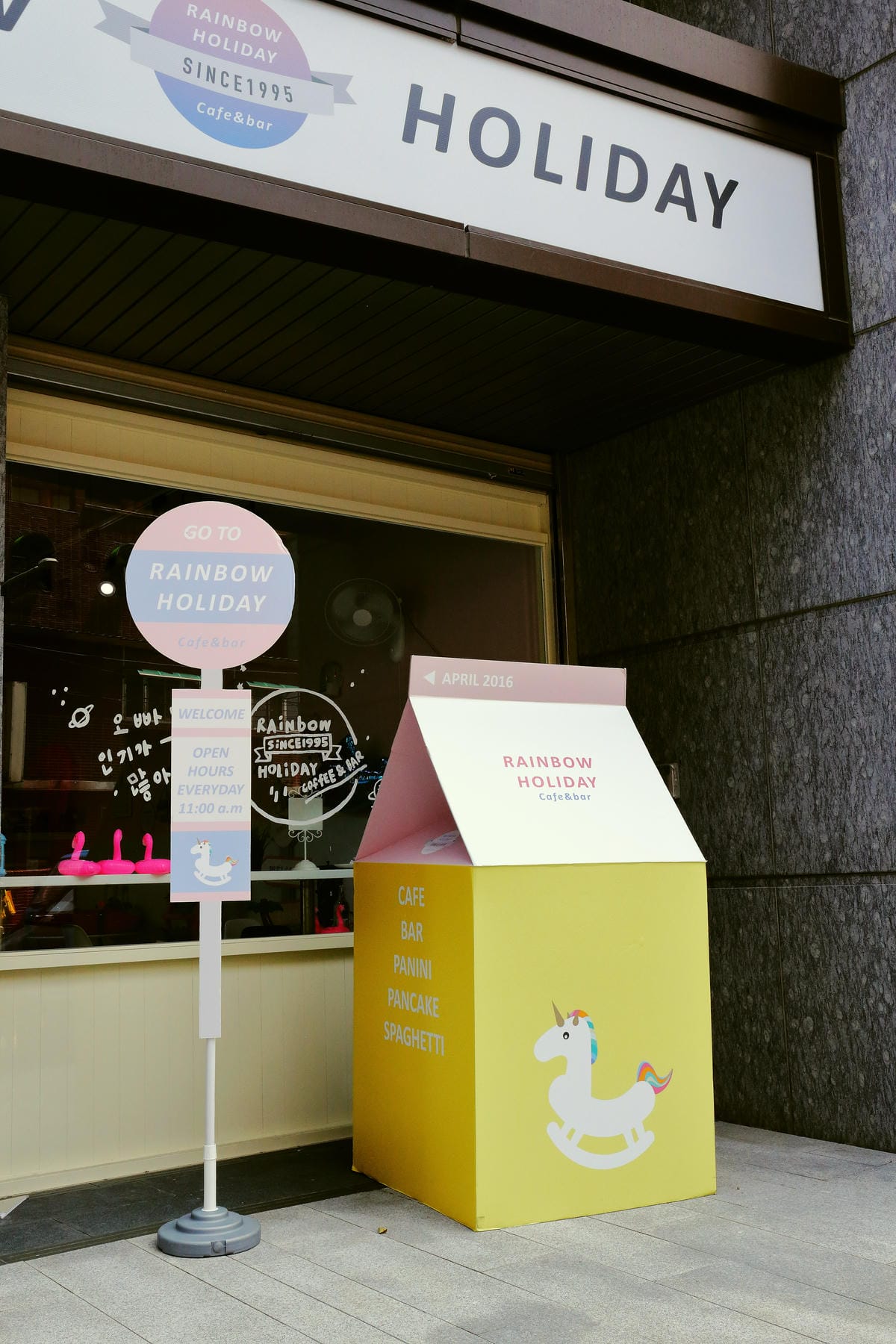 【食||板橋】RainbowHoliday Caffè&Bar〜全台唯一游泳圈咖啡廳，回到20歲，少女心大爆發！