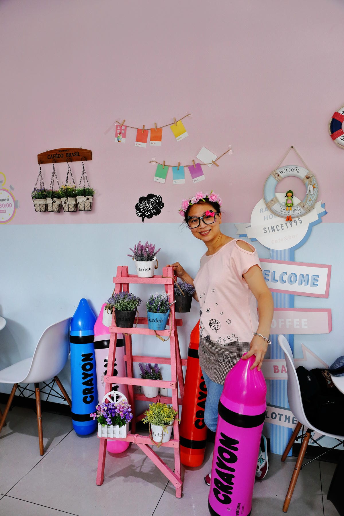 【食||板橋】RainbowHoliday Caffè&Bar〜全台唯一游泳圈咖啡廳，回到20歲，少女心大爆發！