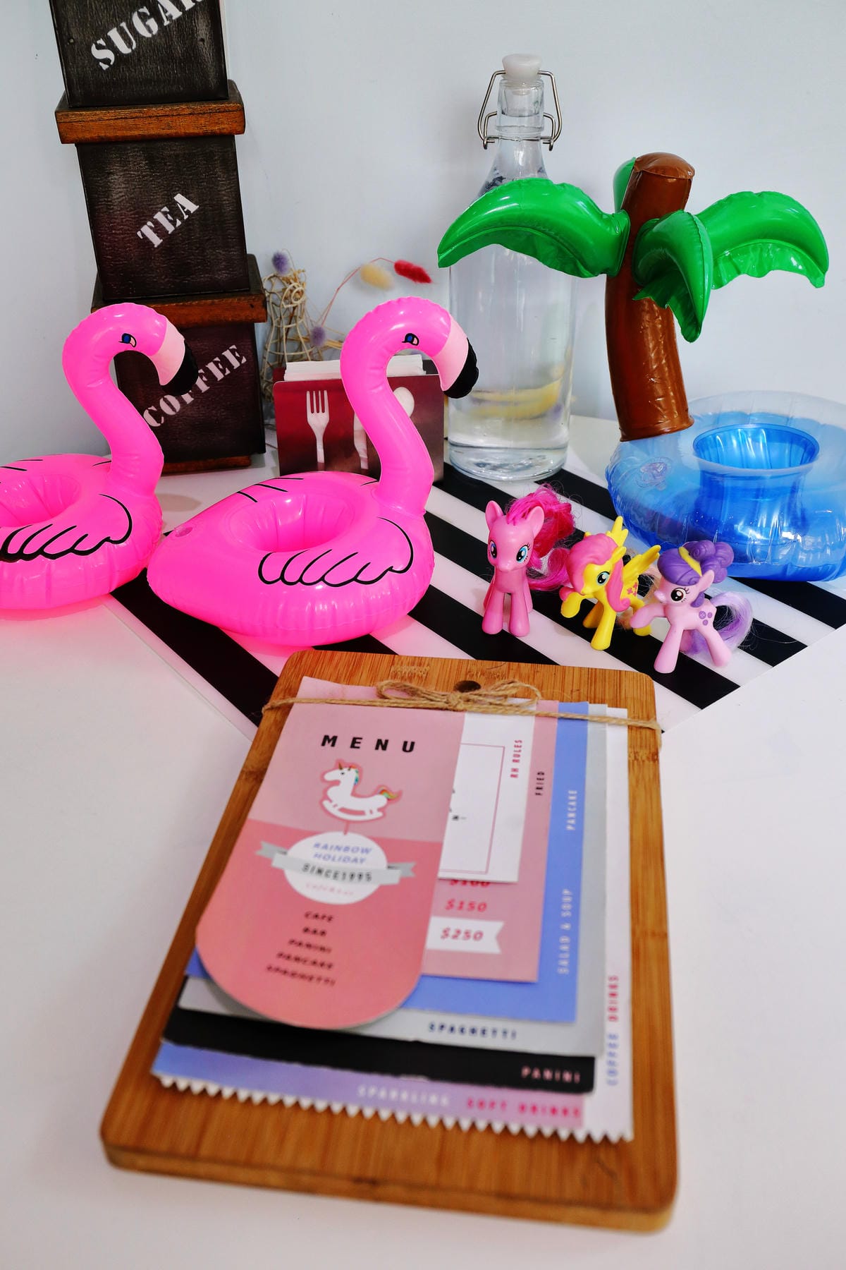 【食||板橋】RainbowHoliday Caffè&Bar〜全台唯一游泳圈咖啡廳，回到20歲，少女心大爆發！