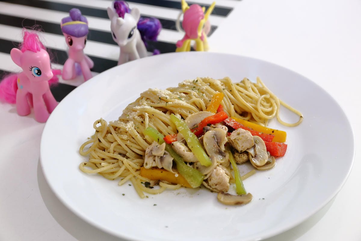 【食||板橋】RainbowHoliday Caffè&Bar〜全台唯一游泳圈咖啡廳，回到20歲，少女心大爆發！