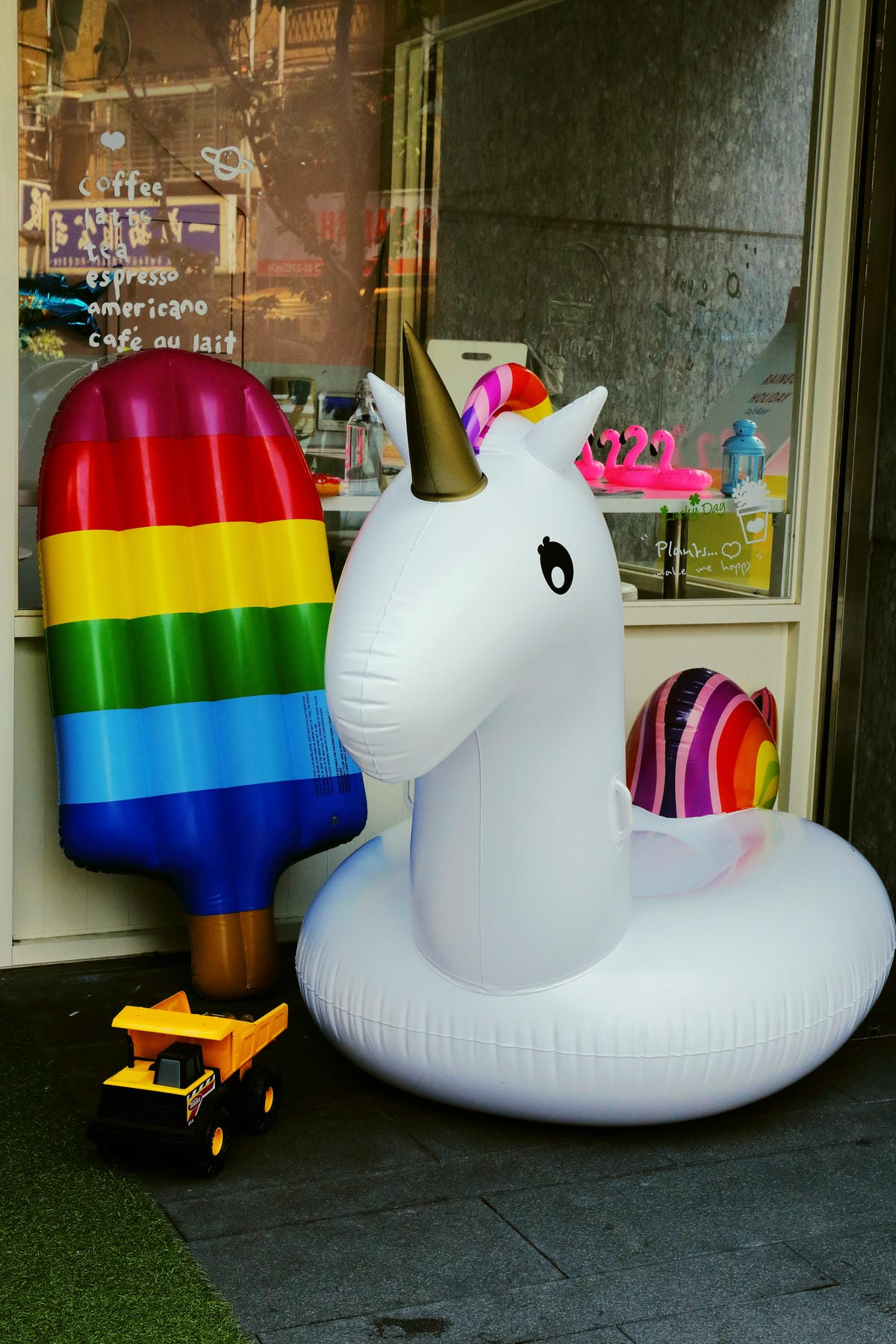 【食||板橋】RainbowHoliday Caffè&Bar〜全台唯一游泳圈咖啡廳，回到20歲，少女心大爆發！