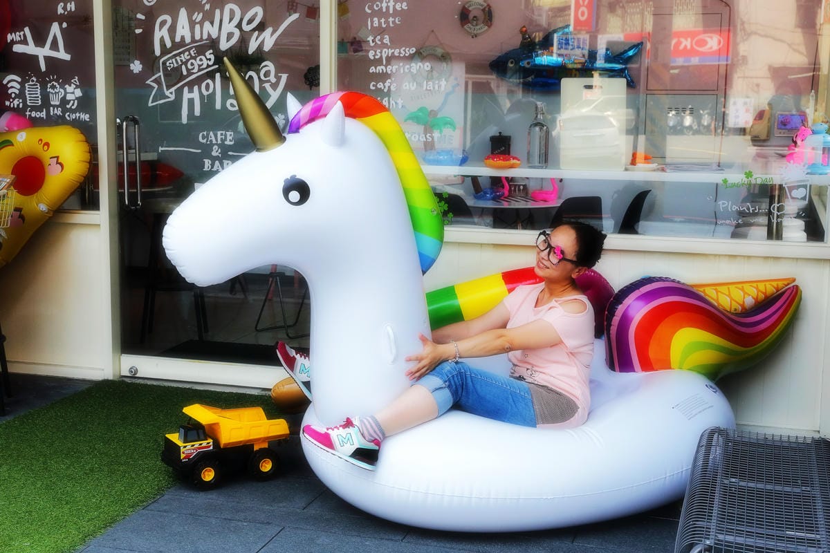 【食||板橋】RainbowHoliday Caffè&Bar〜全台唯一游泳圈咖啡廳，回到20歲，少女心大爆發！