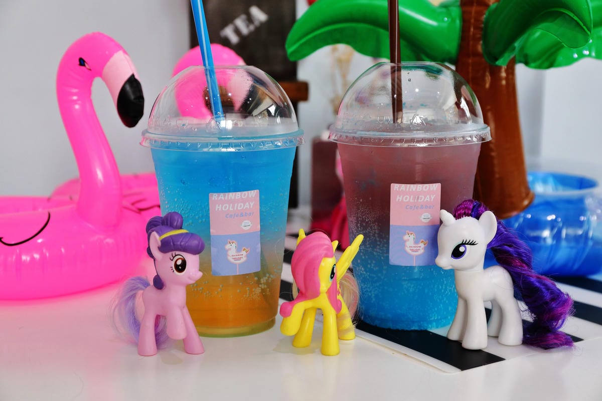 【食||板橋】RainbowHoliday Caffè&Bar〜全台唯一游泳圈咖啡廳，回到20歲，少女心大爆發！