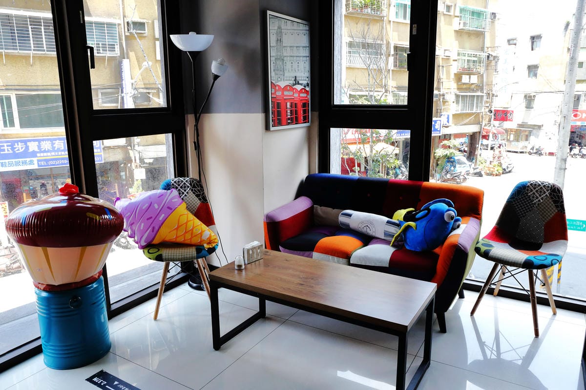 【食||板橋】RainbowHoliday Caffè&Bar〜全台唯一游泳圈咖啡廳，回到20歲，少女心大爆發！