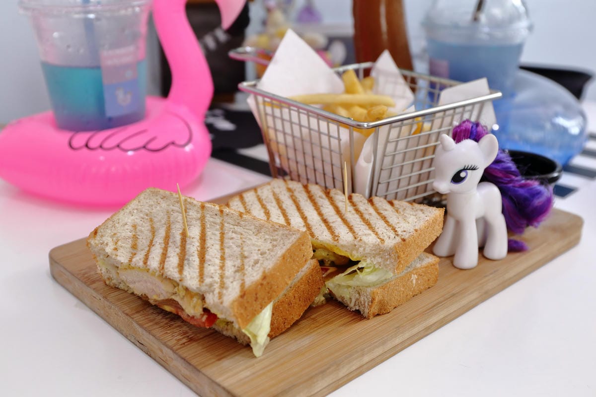 【食||板橋】RainbowHoliday Caffè&Bar〜全台唯一游泳圈咖啡廳，回到20歲，少女心大爆發！