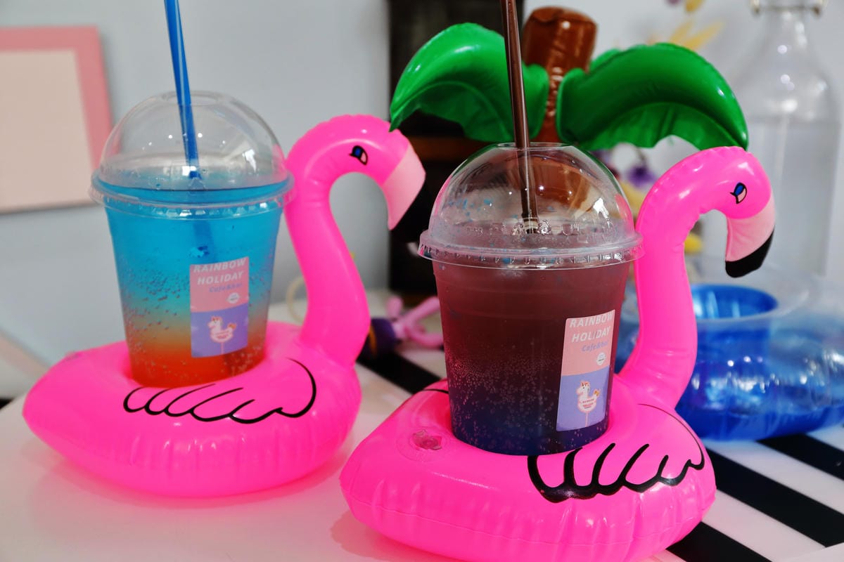 【食||板橋】RainbowHoliday Caffè&Bar〜全台唯一游泳圈咖啡廳，回到20歲，少女心大爆發！