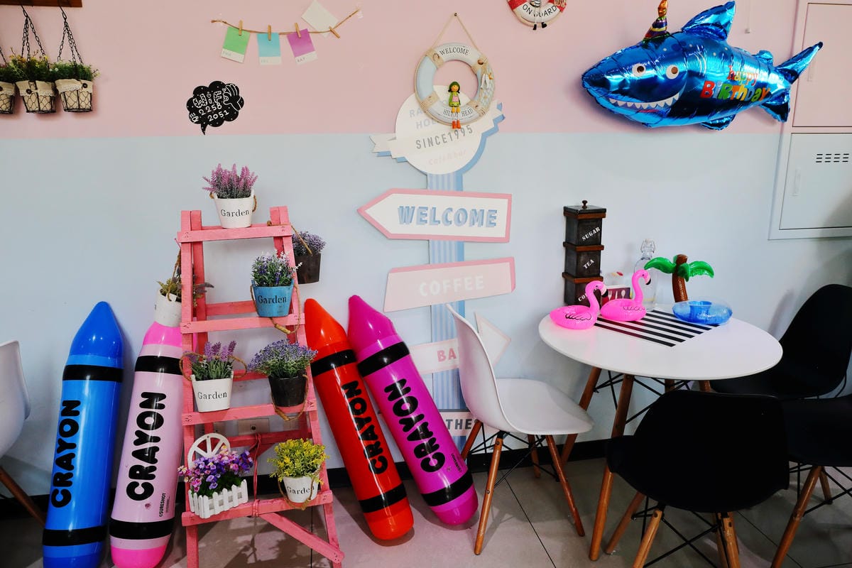 【食||板橋】RainbowHoliday Caffè&Bar〜全台唯一游泳圈咖啡廳，回到20歲，少女心大爆發！