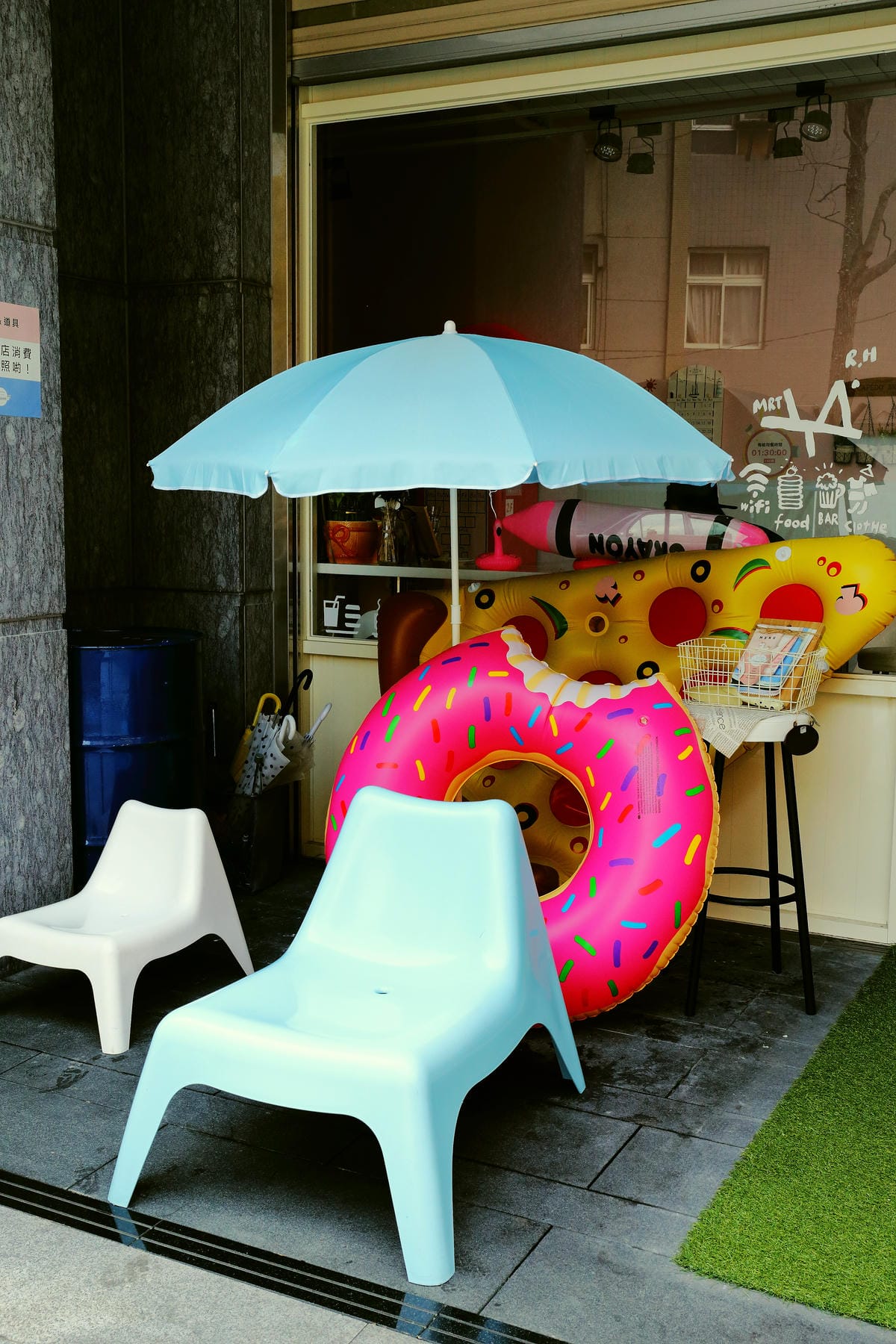 【食||板橋】RainbowHoliday Caffè&Bar〜全台唯一游泳圈咖啡廳，回到20歲，少女心大爆發！