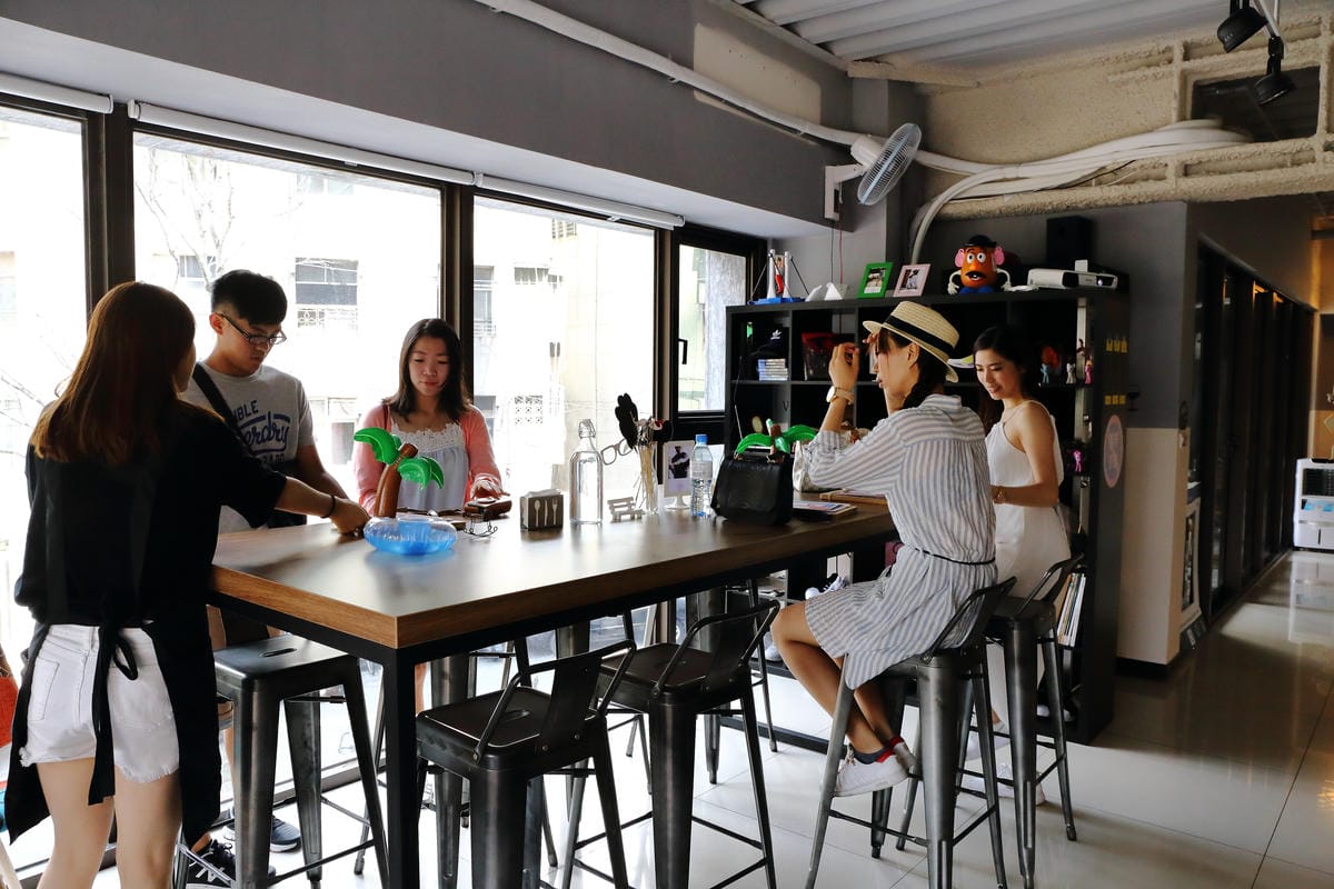 【食||板橋】RainbowHoliday Caffè&Bar〜全台唯一游泳圈咖啡廳，回到20歲，少女心大爆發！