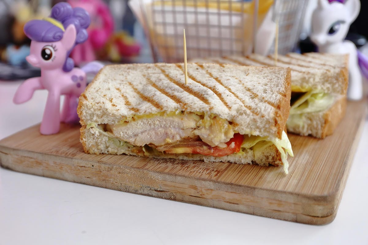 【食||板橋】RainbowHoliday Caffè&Bar〜全台唯一游泳圈咖啡廳，回到20歲，少女心大爆發！