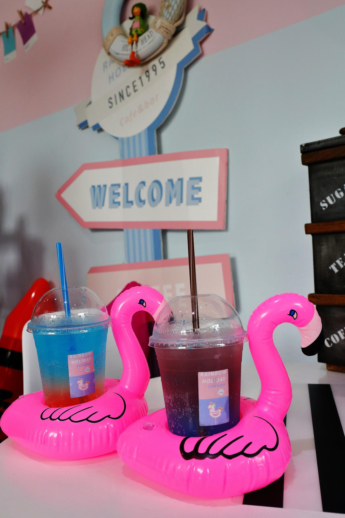 【食||板橋】RainbowHoliday Caffè&Bar〜全台唯一游泳圈咖啡廳，回到20歲，少女心大爆發！