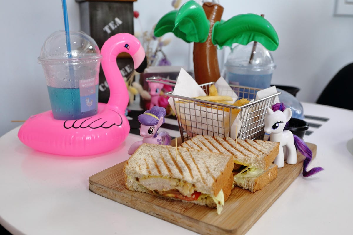 【食||板橋】RainbowHoliday Caffè&Bar〜全台唯一游泳圈咖啡廳，回到20歲，少女心大爆發！