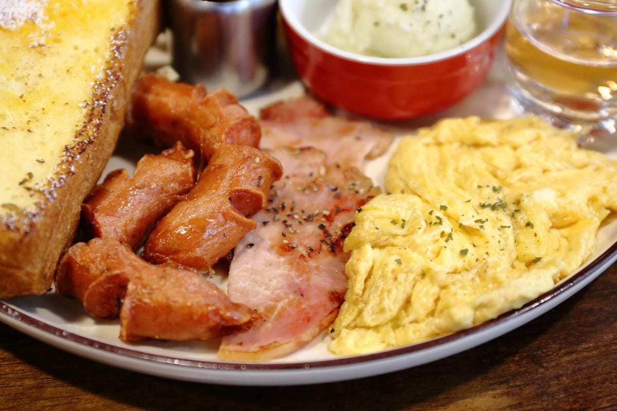 【食|板橋】BEGIN AGAIN 起點Cafe〜板橋新開的早午餐又一家，隱藏巷弄的溫馨早午餐/咖啡館，漸層氣泡飲清涼消暑又繽紛亮眼！　