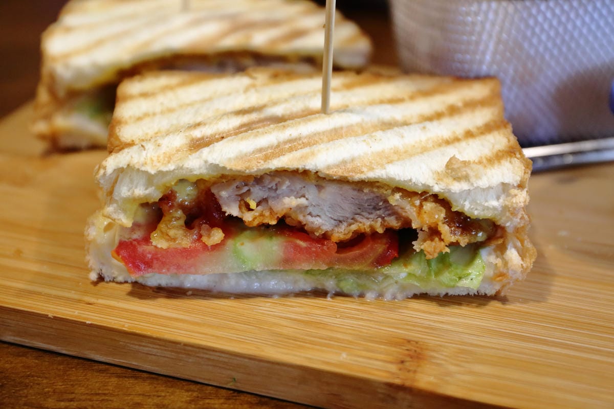 【食|板橋】BEGIN AGAIN 起點Cafe〜板橋新開的早午餐又一家，隱藏巷弄的溫馨早午餐/咖啡館，漸層氣泡飲清涼消暑又繽紛亮眼！　