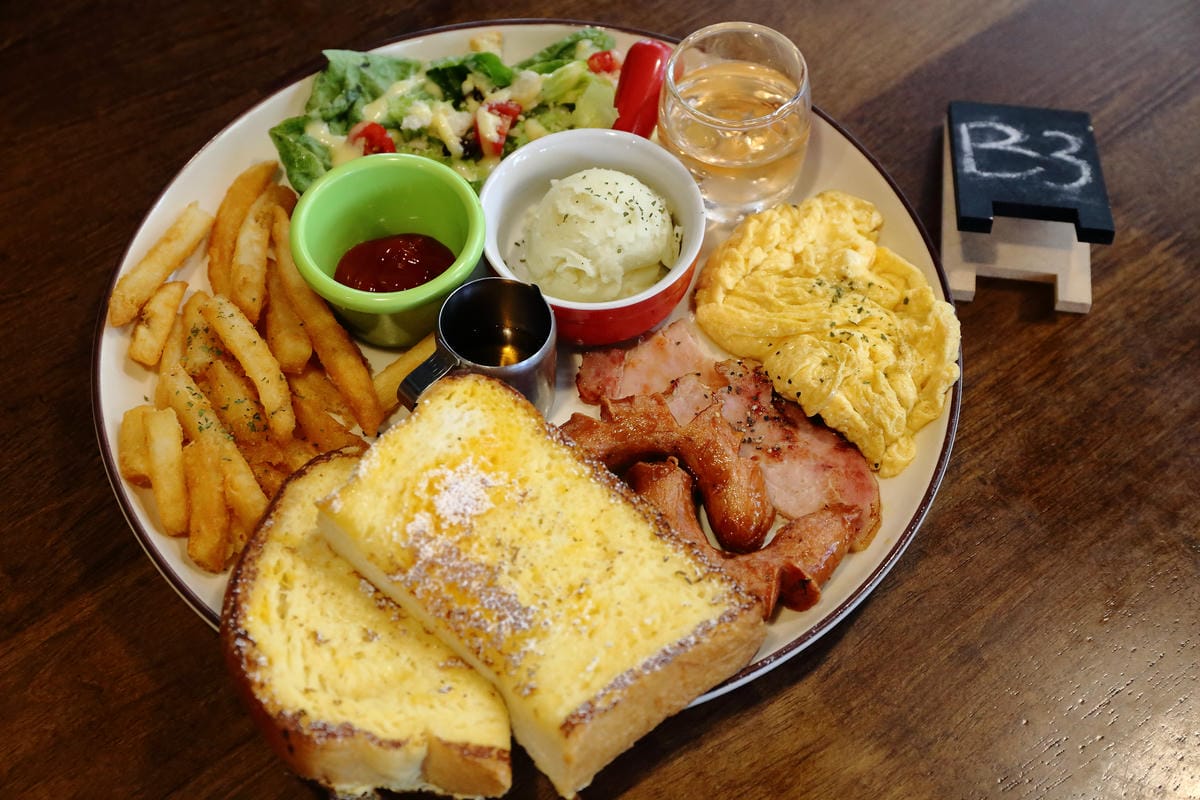 【食|板橋】BEGIN AGAIN 起點Cafe〜板橋新開的早午餐又一家，隱藏巷弄的溫馨早午餐/咖啡館，漸層氣泡飲清涼消暑又繽紛亮眼！　