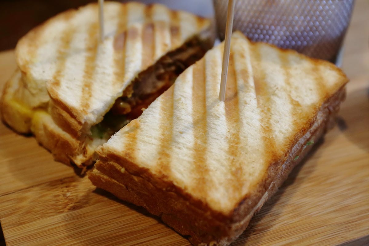 【食|板橋】BEGIN AGAIN 起點Cafe〜板橋新開的早午餐又一家，隱藏巷弄的溫馨早午餐/咖啡館，漸層氣泡飲清涼消暑又繽紛亮眼！　