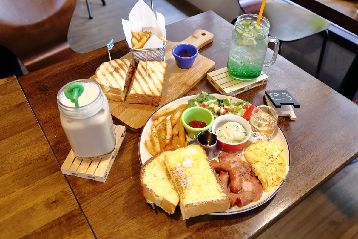 【食|板橋】BEGIN AGAIN 起點Cafe〜板橋新開的早午餐又一家，隱藏巷弄的溫馨早午餐/咖啡館，漸層氣泡飲清涼消暑又繽紛亮眼！　