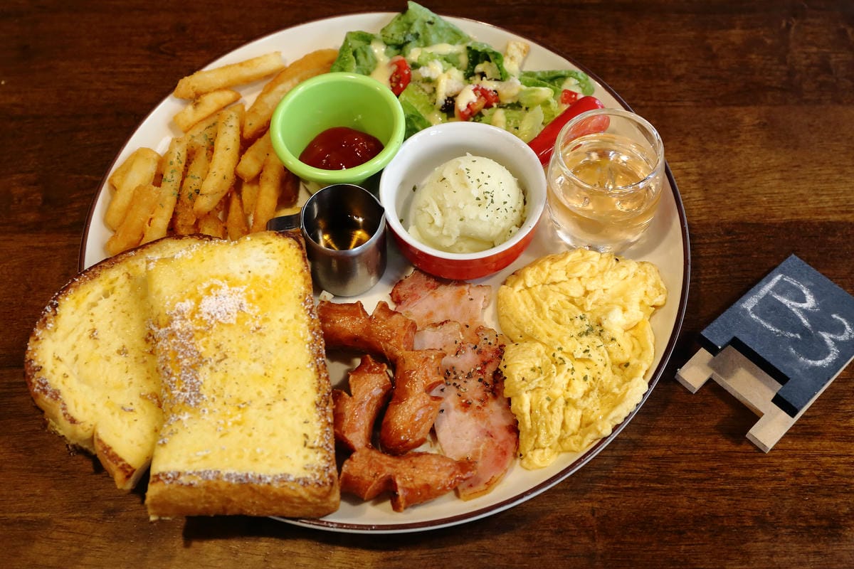 【食|板橋】BEGIN AGAIN 起點Cafe〜板橋新開的早午餐又一家，隱藏巷弄的溫馨早午餐/咖啡館，漸層氣泡飲清涼消暑又繽紛亮眼！　