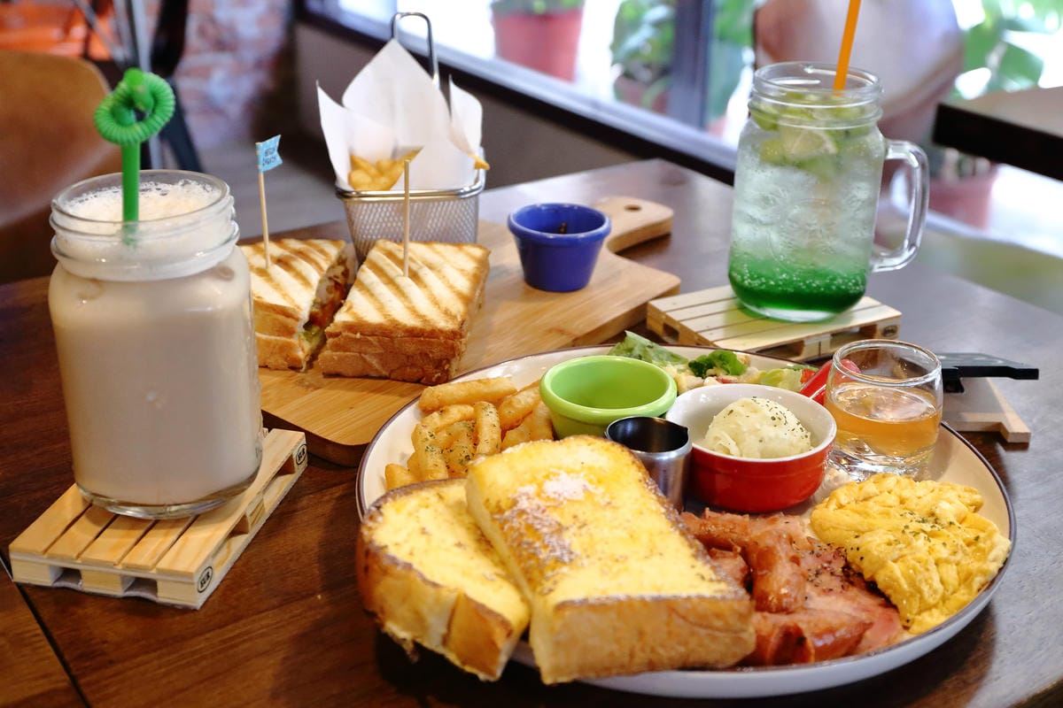 【食|板橋】BEGIN AGAIN 起點Cafe〜板橋新開的早午餐又一家，隱藏巷弄的溫馨早午餐/咖啡館，漸層氣泡飲清涼消暑又繽紛亮眼！　