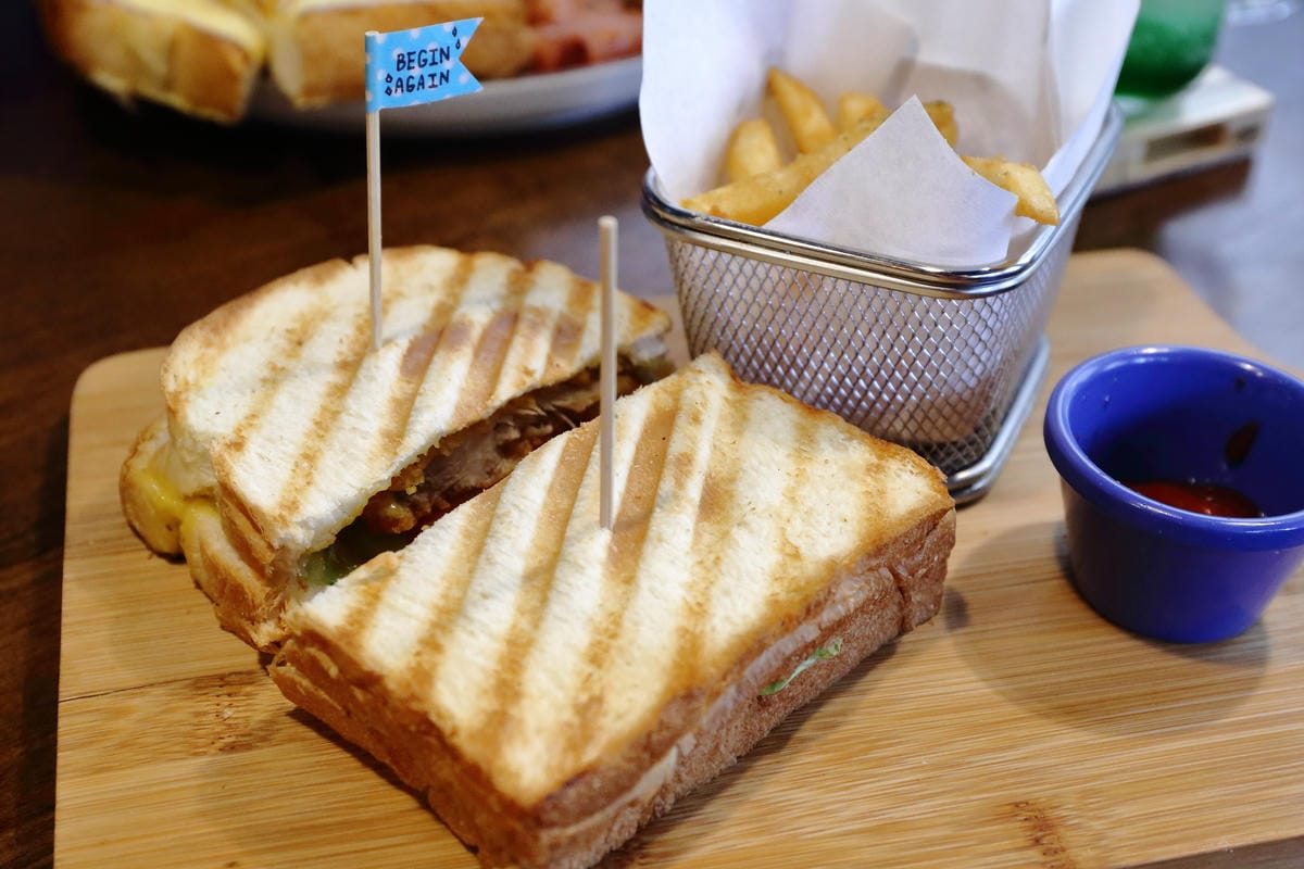 【食|板橋】BEGIN AGAIN 起點Cafe〜板橋新開的早午餐又一家，隱藏巷弄的溫馨早午餐/咖啡館，漸層氣泡飲清涼消暑又繽紛亮眼！　