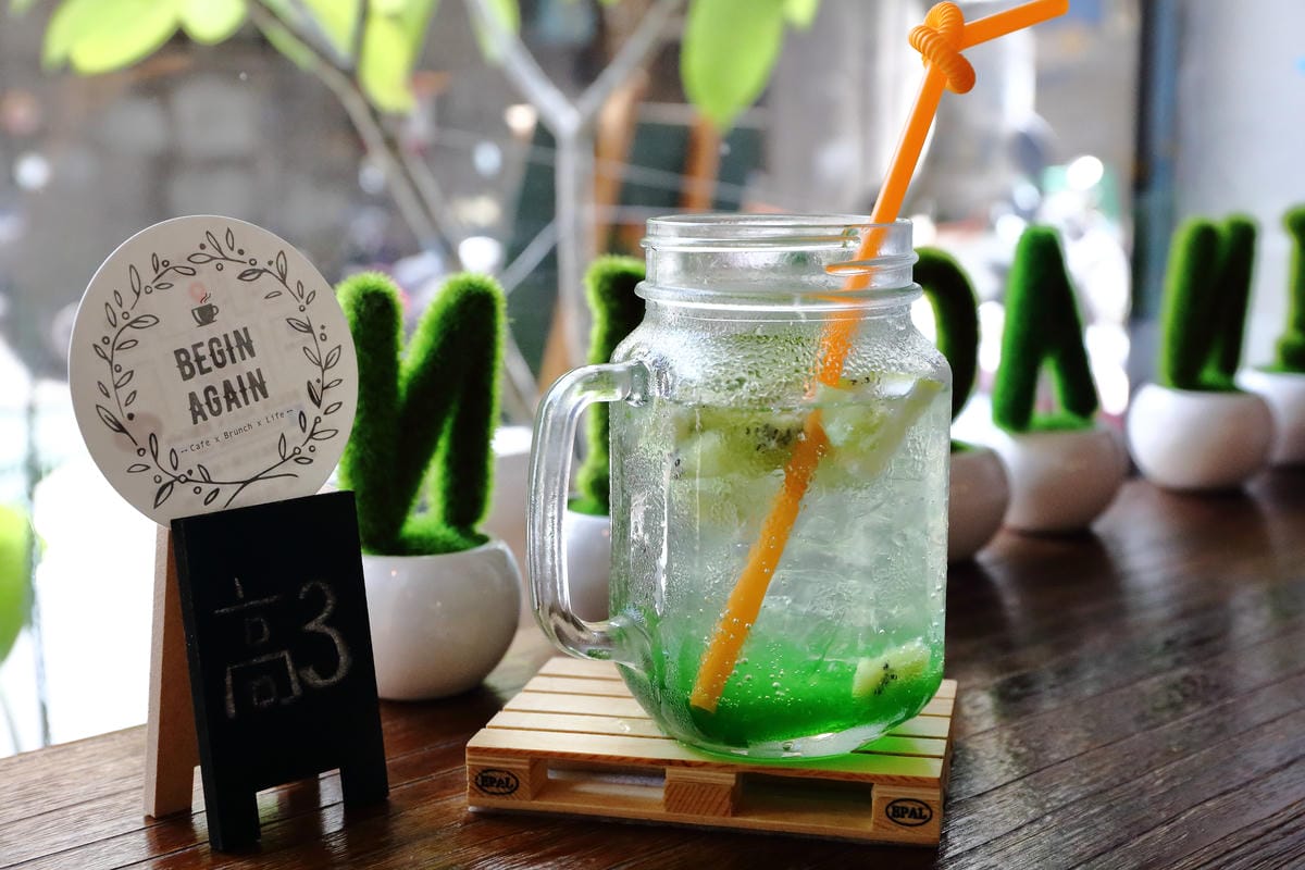 【食|板橋】BEGIN AGAIN 起點Cafe〜板橋新開的早午餐又一家，隱藏巷弄的溫馨早午餐/咖啡館，漸層氣泡飲清涼消暑又繽紛亮眼！　