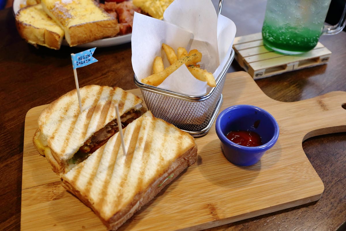 【食|板橋】BEGIN AGAIN 起點Cafe〜板橋新開的早午餐又一家，隱藏巷弄的溫馨早午餐/咖啡館，漸層氣泡飲清涼消暑又繽紛亮眼！　