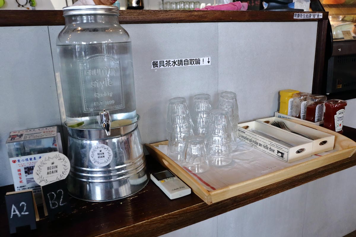 【食|板橋】BEGIN AGAIN 起點Cafe〜板橋新開的早午餐又一家，隱藏巷弄的溫馨早午餐/咖啡館，漸層氣泡飲清涼消暑又繽紛亮眼！　