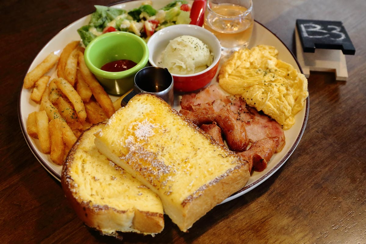 【食|板橋】BEGIN AGAIN 起點Cafe〜板橋新開的早午餐又一家，隱藏巷弄的溫馨早午餐/咖啡館，漸層氣泡飲清涼消暑又繽紛亮眼！　