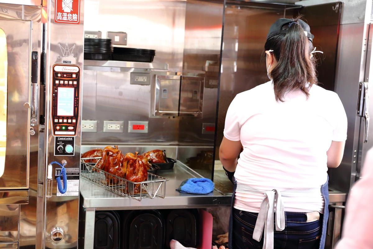 【食||新北八里】新時代香雞城〜回來了！全台灣第一家手扒雞店，試營運搶先吃！(已歇業)