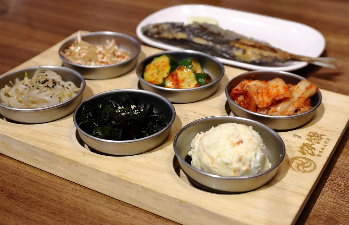 【食||板橋】飯饌韓式料理餐廳-板橋誠品店〜府中韓式料理新開幕！正統韓食，韓式小菜任你吃到飽！