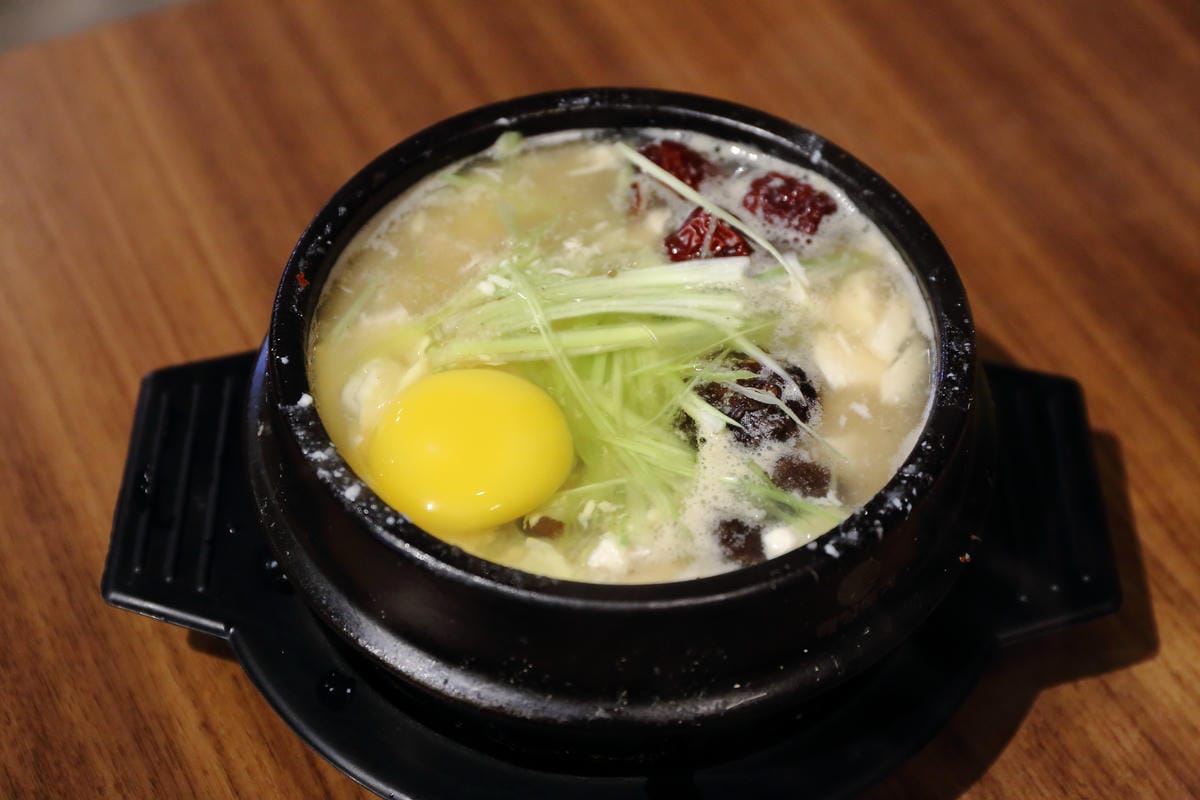 【食||板橋】飯饌韓式料理餐廳-板橋誠品店〜府中韓式料理新開幕！正統韓食，韓式小菜任你吃到飽！